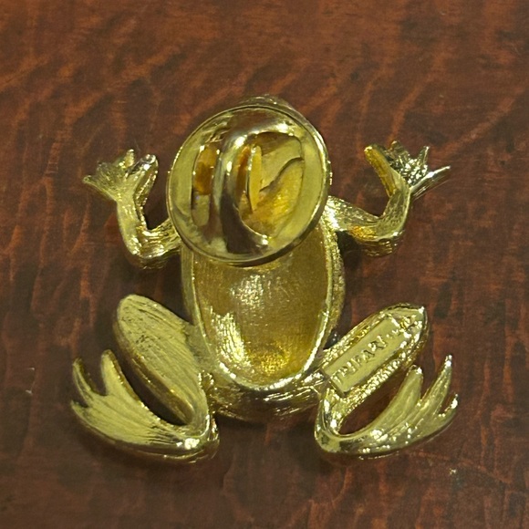 Trifari Frog Brooch Lapel Pin Brown Enamel & Gold Colors w/ Green Cabochon Eyes - Picture 2 of 2